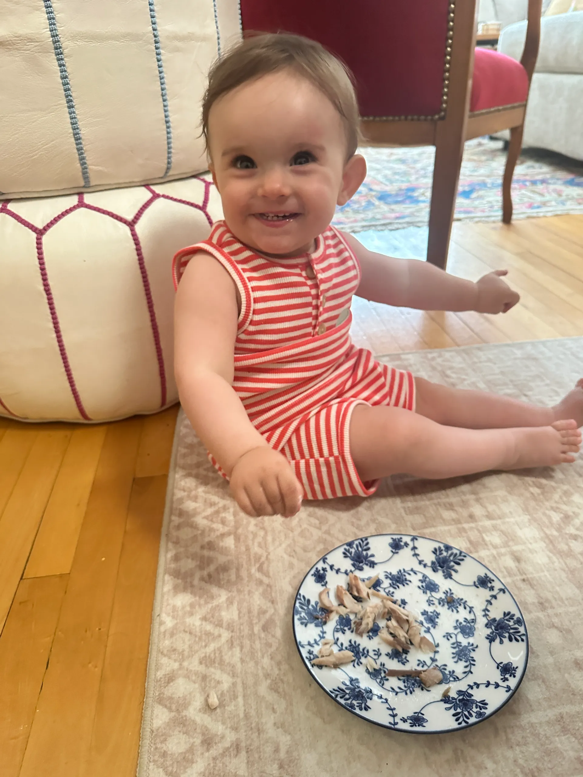 Olivia, ma nièce, qui mange des chicharros fritos