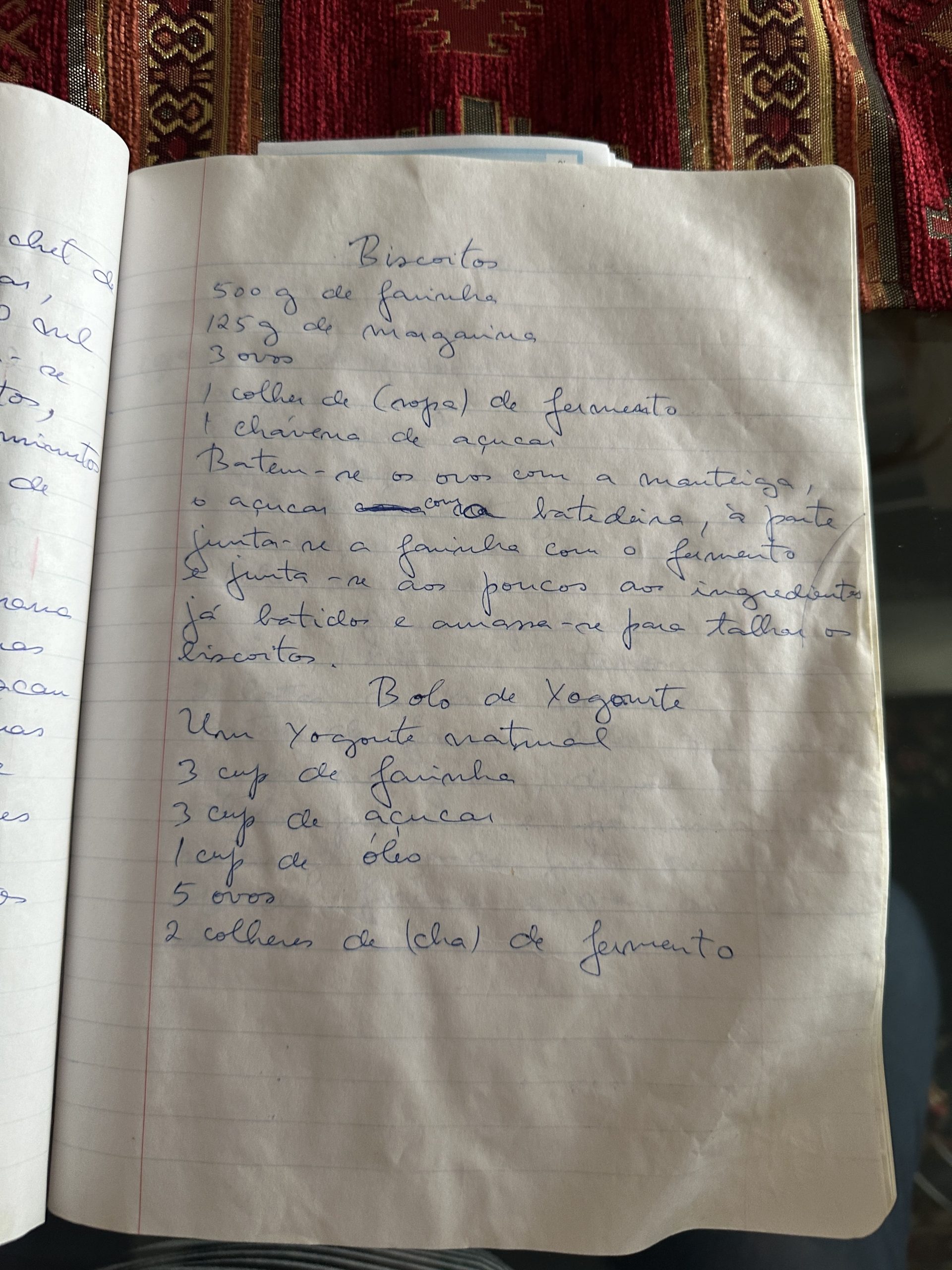 Recettes açoréennes écrites à la main dans le cahier de ma mère